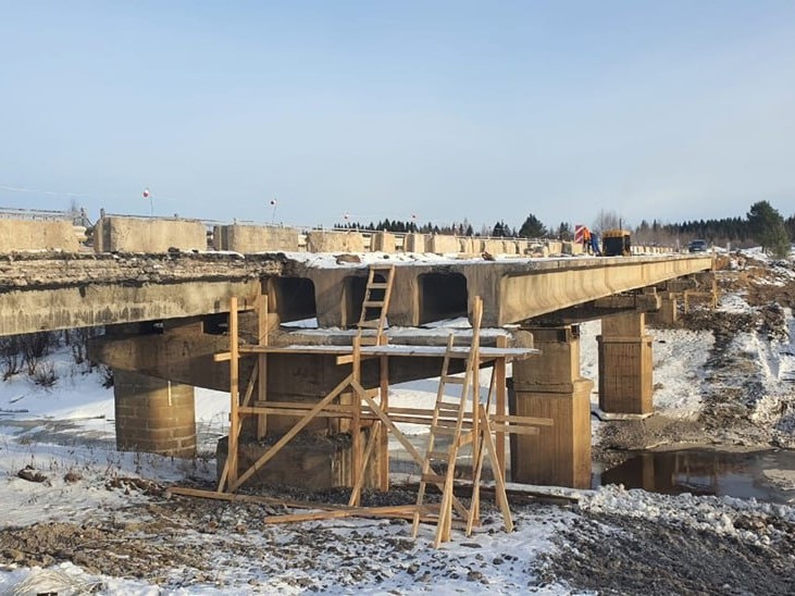 В Плесецком округе продолжается ремонт моста через реку Иксу.